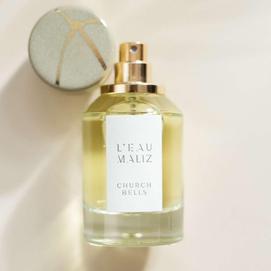 L’Eau Maliz Church Bells Eau de Parfum, Detailansicht des geöffneten Flakons mit Sprühkopf, puristisch und hochwertig, erhältlich bei scent amor.