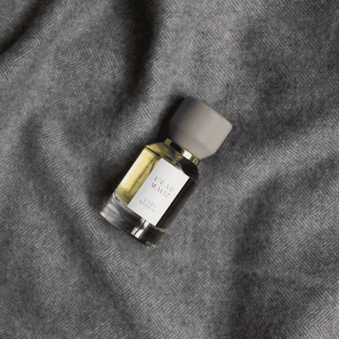 L’Eau Maliz Lazy Sunday Eau de Parfum, entspannte Komposition auf weichem Textil inszeniert, erhältlich bei scent amor.
