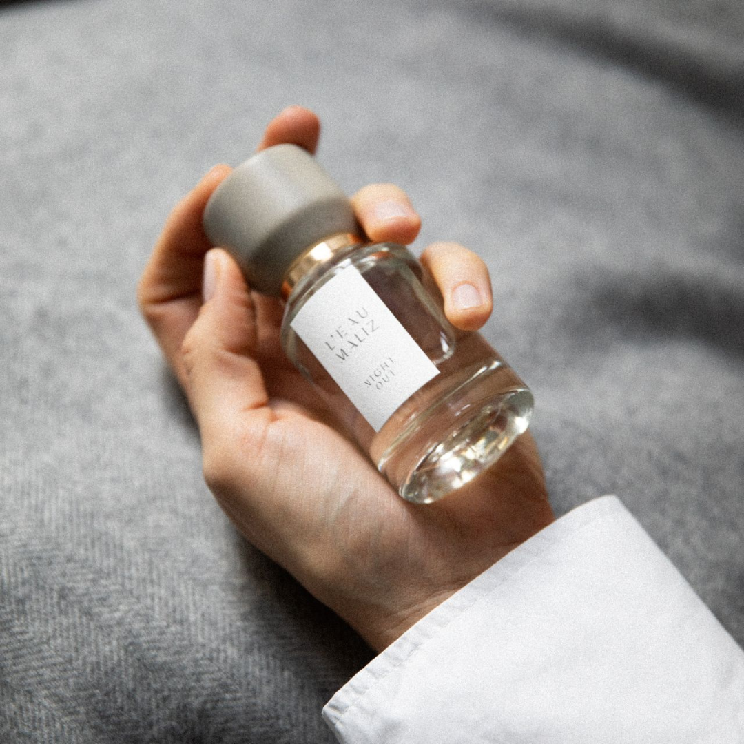 L’Eau Maliz Night Out Eau de Parfum, handgehaltener Flakon für einen intimen Duftmoment, modern und nahbar, erhältlich bei scent amor.