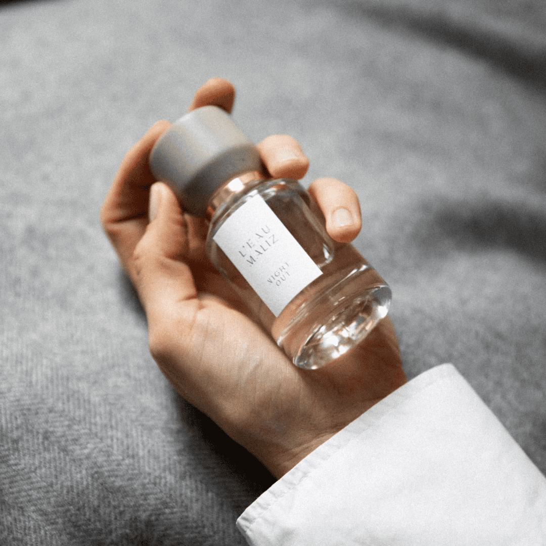 L’Eau Maliz Night Out Eau de Parfum, handgehaltener Flakon für einen intimen Duftmoment, modern und nahbar, erhältlich bei scent amor.
