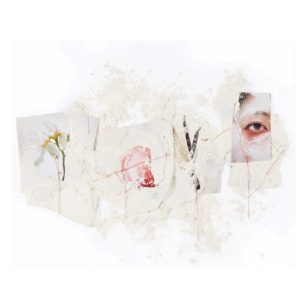 Collage aus Blüte, Herz, Typografie und Gesicht eingebettet in weißes Pulver, durchzogen von roten Fäden, moodbild für das eau de parfum blanc sada von l'entropiste