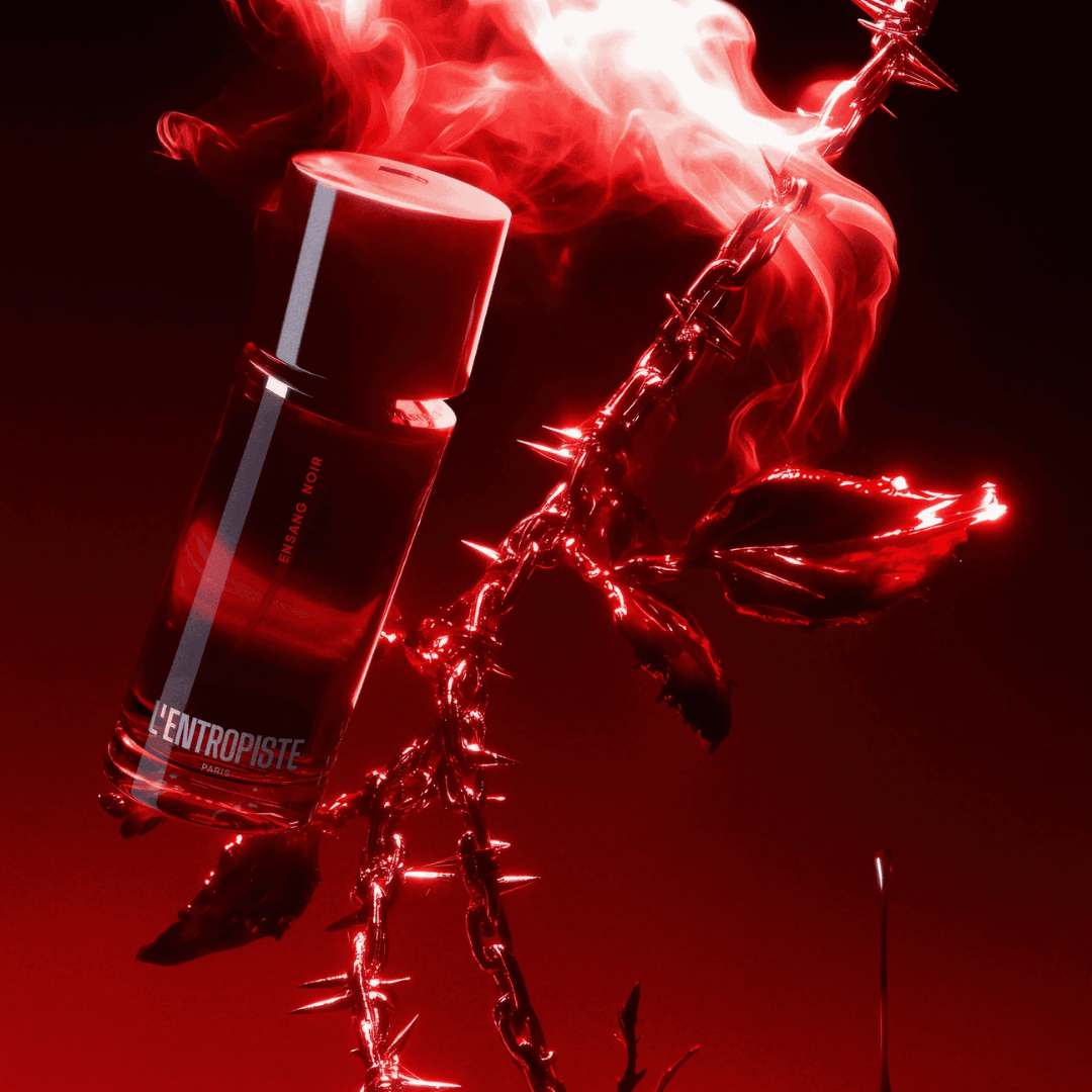 L’Entropiste Ensang Noir Eau de Parfum, dramatische Duftkomposition mit rauchigen und floralen Noten, inszeniert mit rotem Licht, Dornen und Flammen, erhältlich bei scent amor.