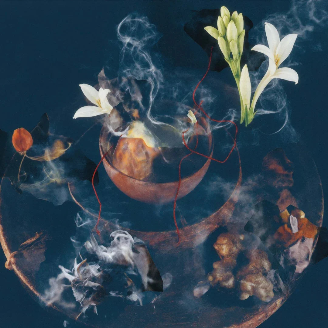 Stillleben mit weißen Blüten, Rauch, Gewürzen und einer braunen Schale als moodbild von dem eau de parfum jodhpur 6am von l'entropiste