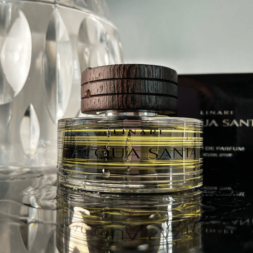 Linari Acqua Santa Eau de Parfum, edler Duftflakon mit Spiegelung und Wasserakzenten, frisch und stilvoll inszeniert, erhältlich bei scent amor.