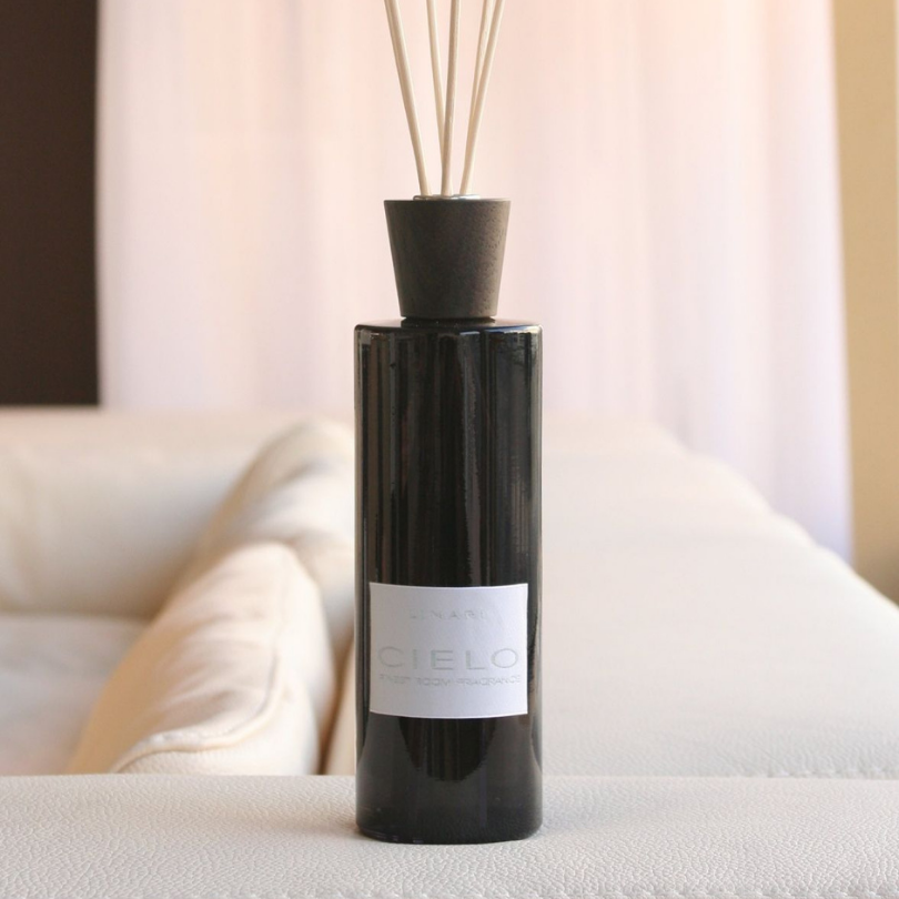 Linari Cielo Diffuser, dunkler Raumduft-Flakon mit Duftstäbchen in Nahaufnahme, schlicht und edel im Design, erhältlich bei scent amor.