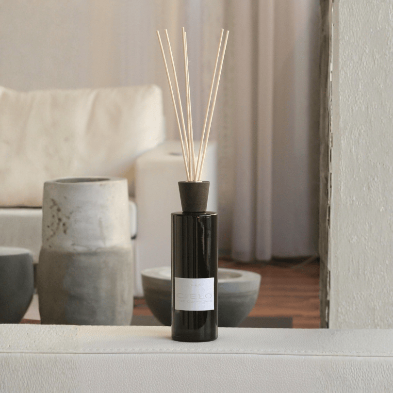 Linari Cielo Diffuser, stilvoller Raumduft-Flakon mit Duftstäbchen im modernen Wohnraum, ruhig und hochwertig inszeniert, erhältlich bei scent amor.