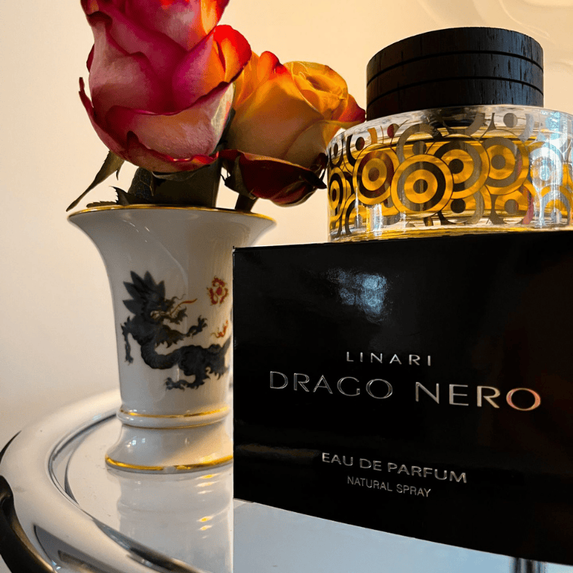 Linari Drago Nero Eau de Parfum, edler Duftflakon neben Rosen und Verpackung, warm und luxuriös inszeniert, erhältlich bei scent amor.