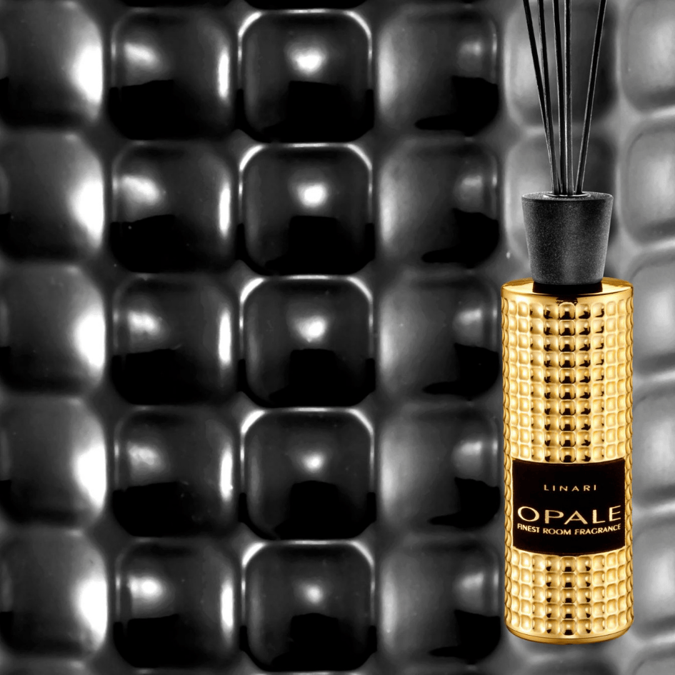 Linari Opale Diffuser, goldener Raumduft-Flakon mit strukturierter Oberfläche und Duftstäbchen, luxuriös und ausdrucksstark, erhältlich bei scent amor.