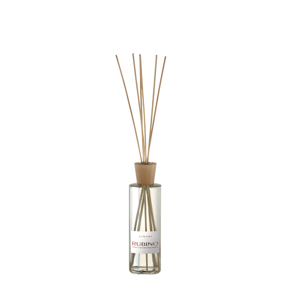 Linari Rubino Diffuser, klarer Raumduft-Flakon als Freisteller mit Holzverschluss und Duftstäbchen, minimalistisch und elegant, erhältlich bei scent amor.
