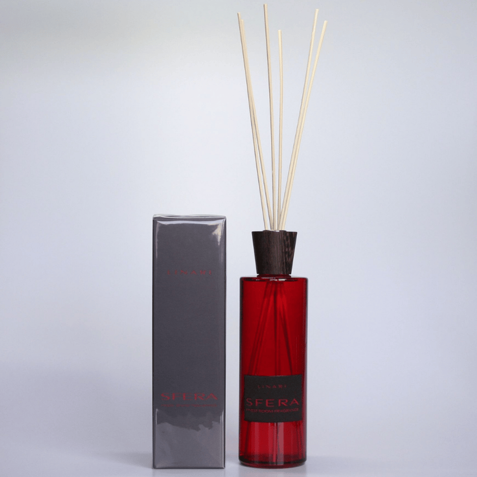 Linari Sfera Diffuser mit Box, roter Raumduft-Flakon mit Holzverschluss und Duftstäbchen, hochwertig und stilvoll, erhältlich bei scent amor.