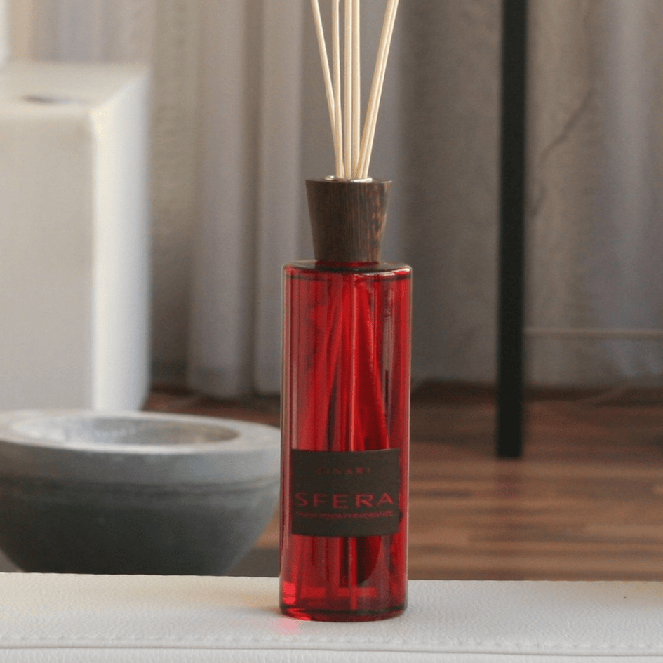 Linari Sfera Diffuser, roter Flakon im modernen Interior mit warmem Holz und sanften Texturen, elegant und harmonisch, erhältlich bei scent amor.