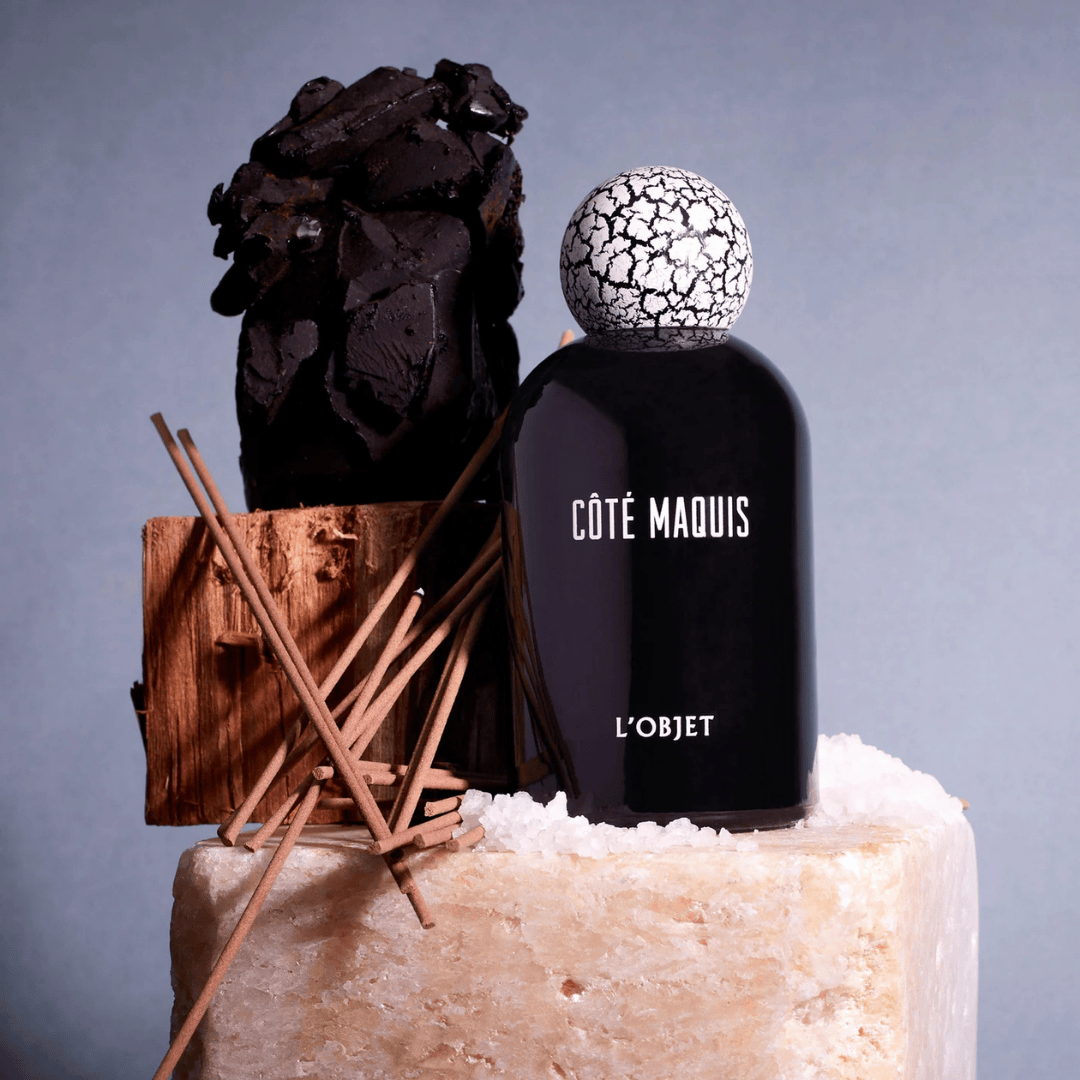 L’Objet Côté Maquis Eau de Parfum, luxuriöse Duftkomposition mit holzigen und rauchigen Noten, inszeniert mit Harz, Holz und salzigen Kristallen, erhältlich bei scent amor.