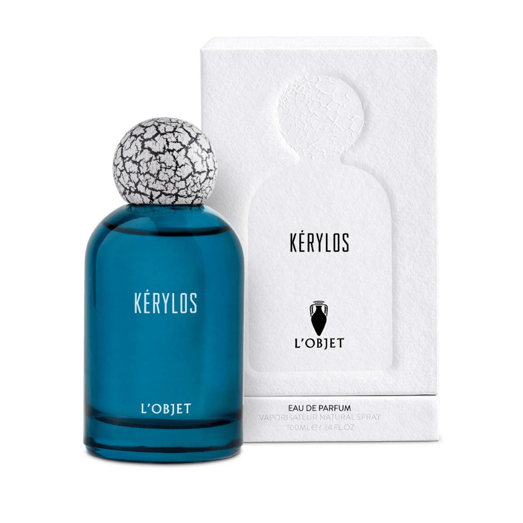 L’Objet Kérylos Eau de Parfum, blauer Glasflakon mit weißer Box, verbindet moderne Eleganz mit maritimer Reinheit, erhältlich bei scent amor.