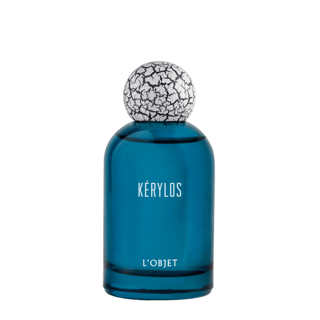 L’Objet Kérylos Eau de Parfum, edler blauer Flakon mit strukturierter silberner Kappe, ein Duft voller mediterraner Frische und sonniger Leichtigkeit, erhältlich bei scent amor.
