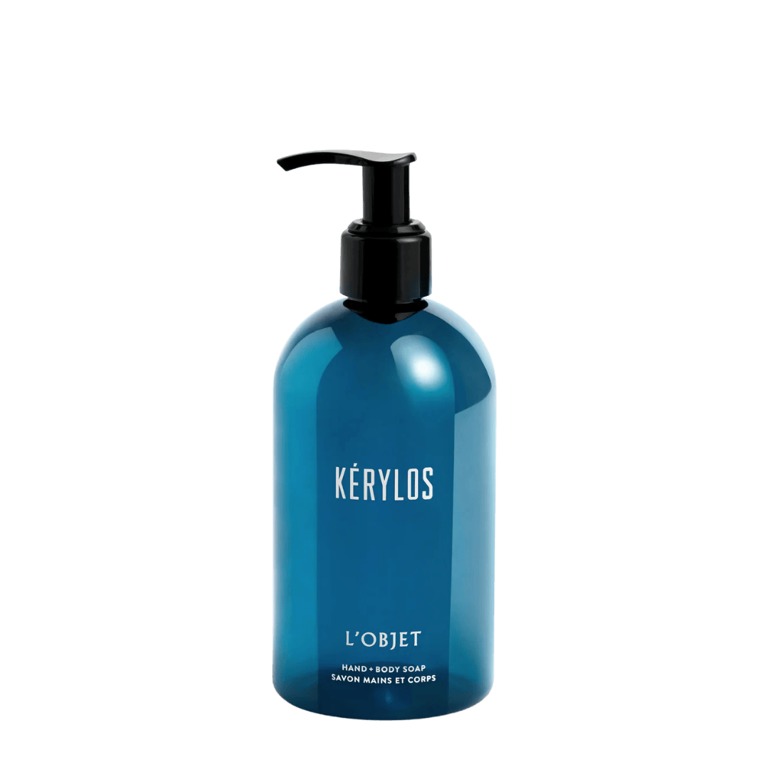 L’Objet Kérylos Hand + Body Soap, luxuriöse Hand- und Körperseife mit mediterranen Noten, in eleganter blauer Flasche, reinigend und pflegend, erhältlich bei scent amor.