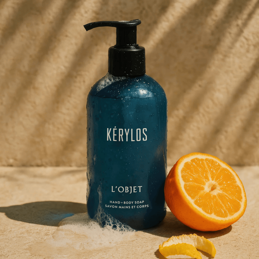 L’Objet Kérylos Hand + Body Soap, stilvolle Hand- und Körperseife, in blauer Flasche mit frischer Orange und Zitrusnoten inszeniert, inspiriert vom Mittelmeer, erhältlich bei scent amor.