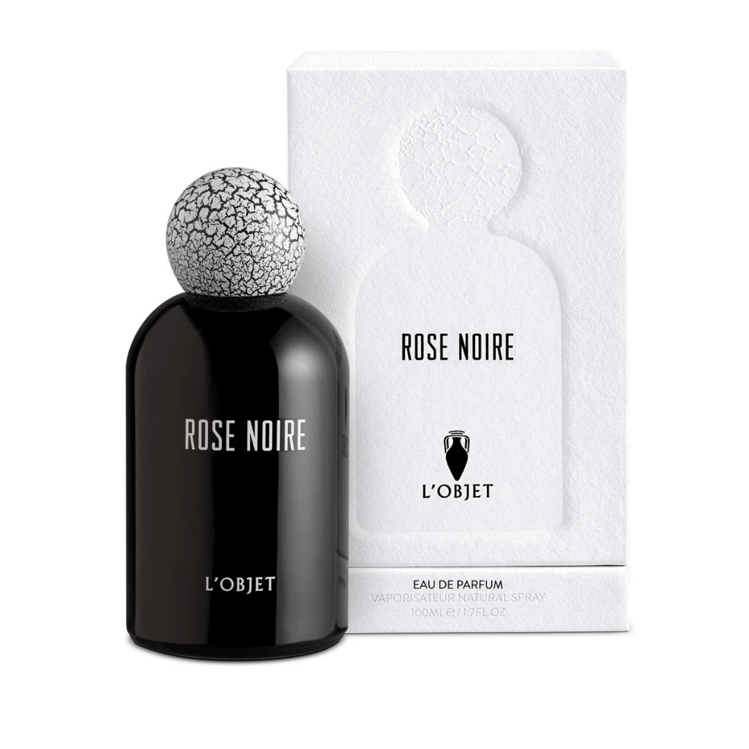 L’Objet Rose Noire Eau de Parfum, eleganter schwarzer Flakon mit weißer Box, symbolisiert raffinierte Sinnlichkeit und moderne Eleganz, erhältlich bei scent amor.