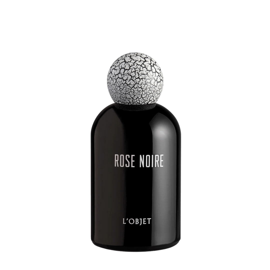 L’Objet Rose Noire Eau de Parfum, eleganter schwarzer Flakon mit markanter Strukturkappe, ein Duft voller dunkler Rose, Gewürze und sinnlicher Tiefe, erhältlich bei scent amor.