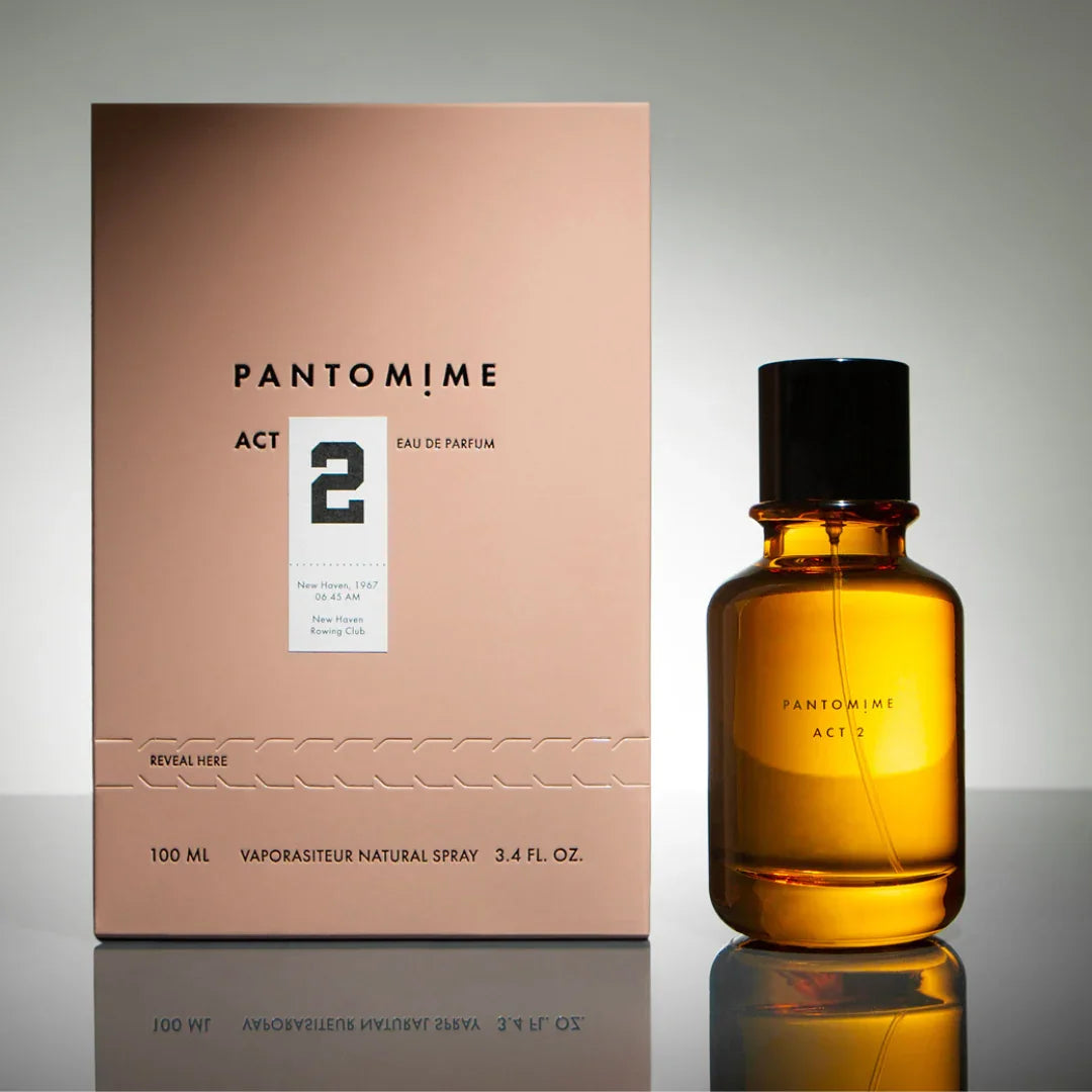 Pantomime ACT II Eau de Parfum – Flakon mit weißer Verpackung im puristischen Stil auf hellem Untergrund