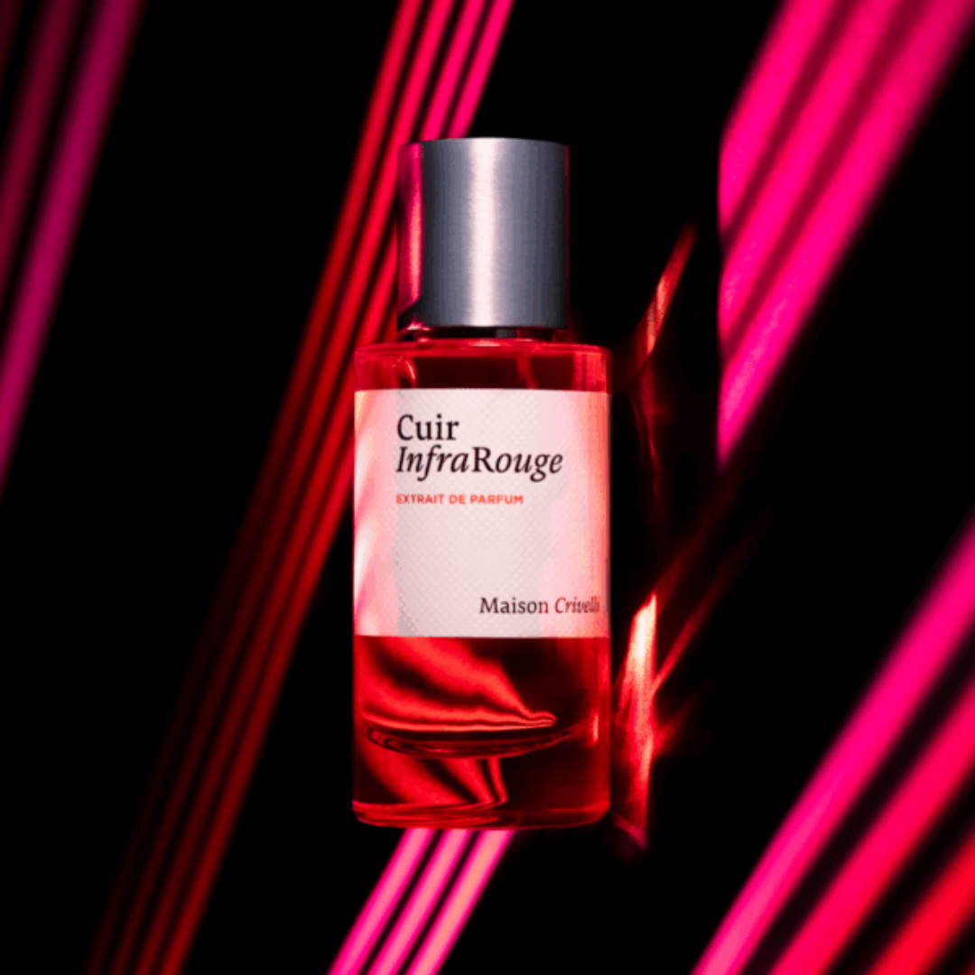 Maison Crivelli Cuir Infrarouge Extrait de Parfum – kunstvoll inszenierter Flakon vor Lichtern, ein Spiel aus Intensität und Eleganz bei scent amor