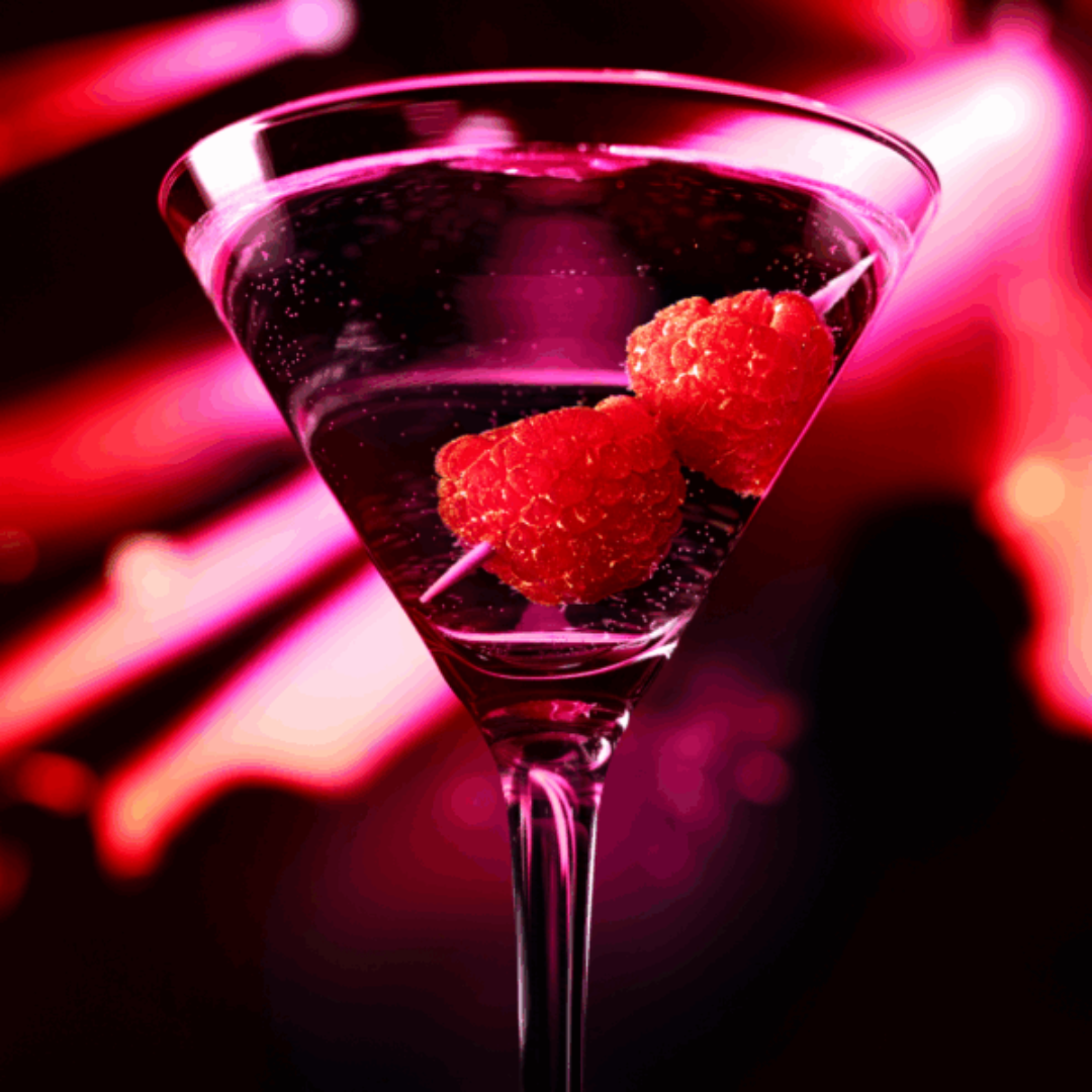 Maison Crivelli Cuir Infrarouge Extrait de Parfum – Moodbild mit Martini-Glas vor rotem Hintergrund, bei scent amor