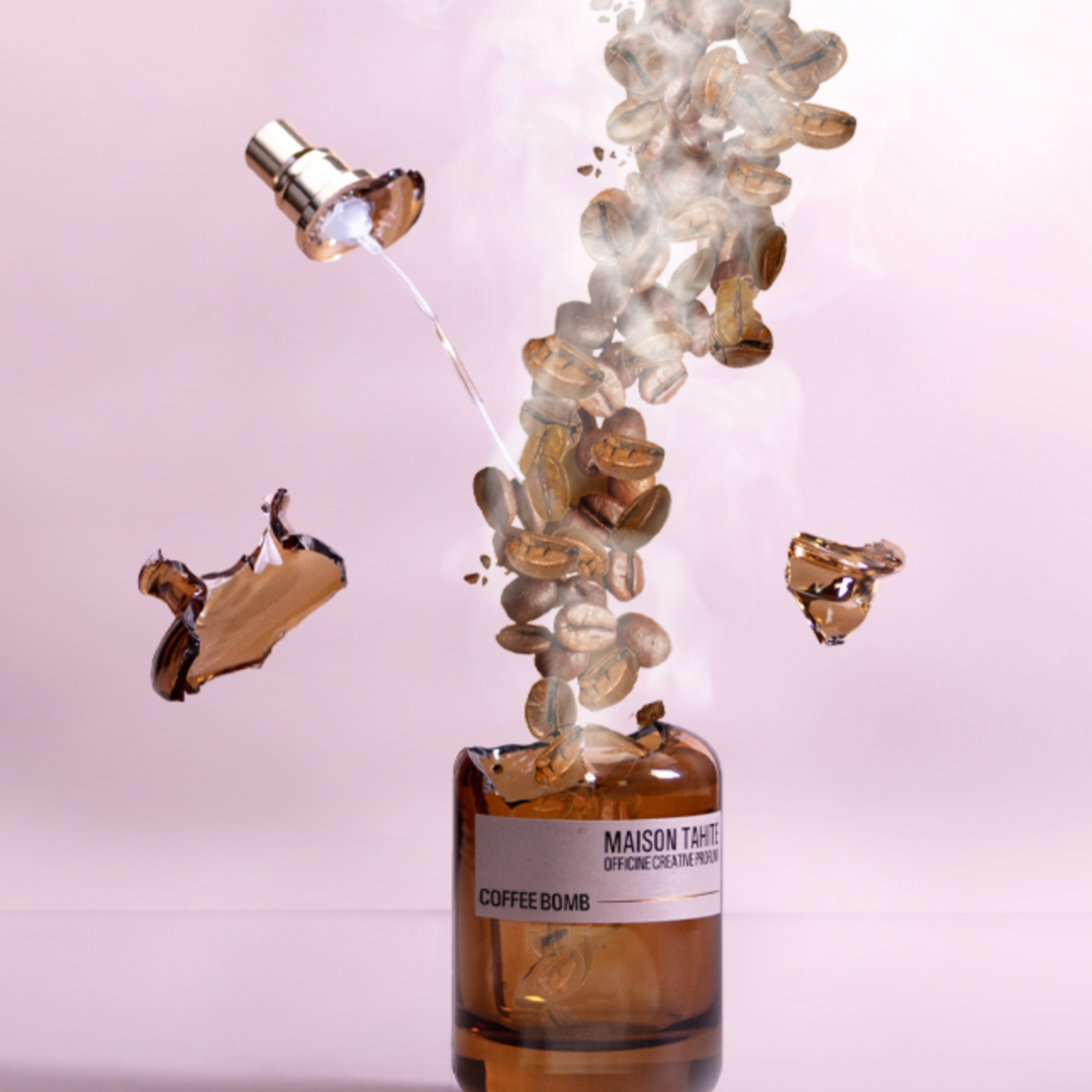 Maison Tahité Coffee Bomb Eau de Parfum – aufgeplatzter Flakon, mit dampfenden Kaffeebohnen, Sinnbild für explosive Intensität bei scent amor