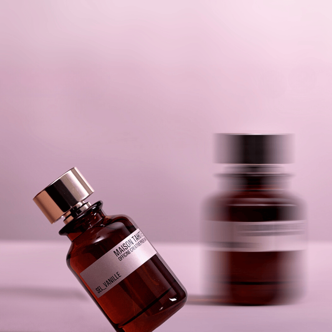 Maison Tahité Sel_Vanille Eau de Parfum – Flakon neben einem künstlerisch verzogenen Flakon, avantgardistisch inszeniert bei scent amor