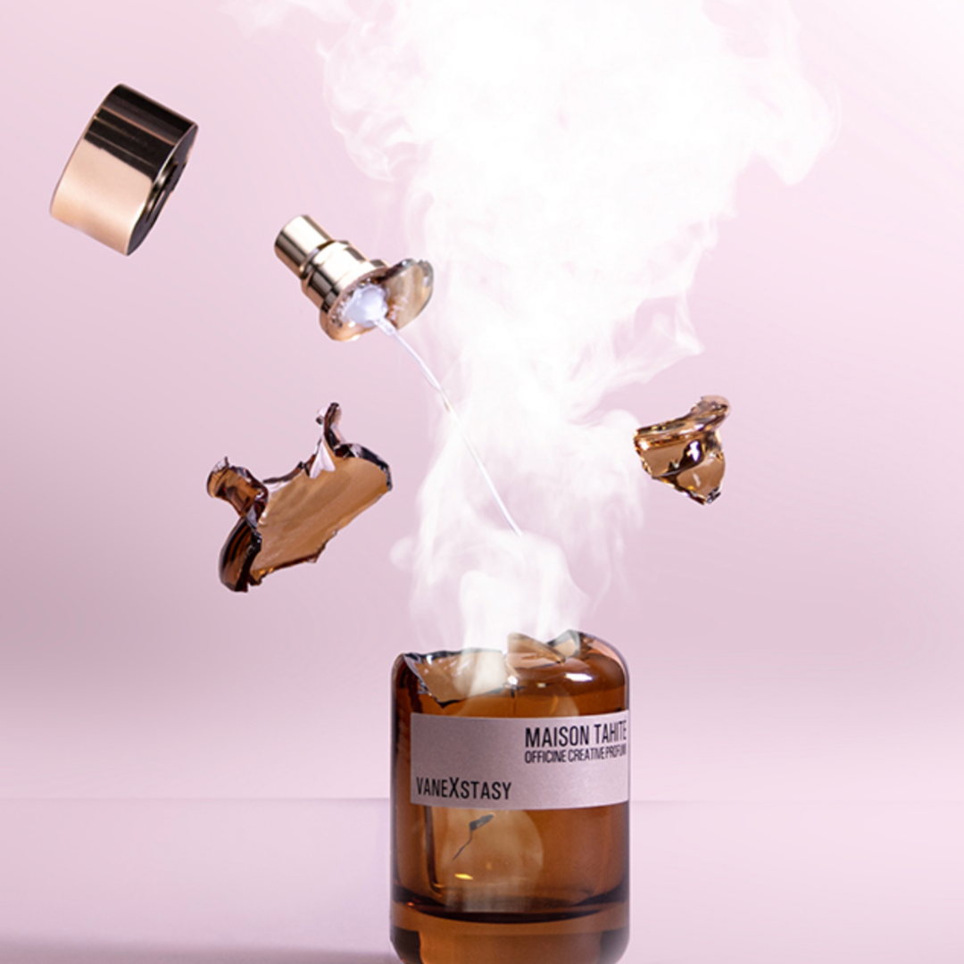 Maison Tahité Vanexstasy Eau de Parfum – künstlerisch inszenierter Flakon, zerplatzt und dampfend, Sinnbild für explosive Intensität bei scent amor