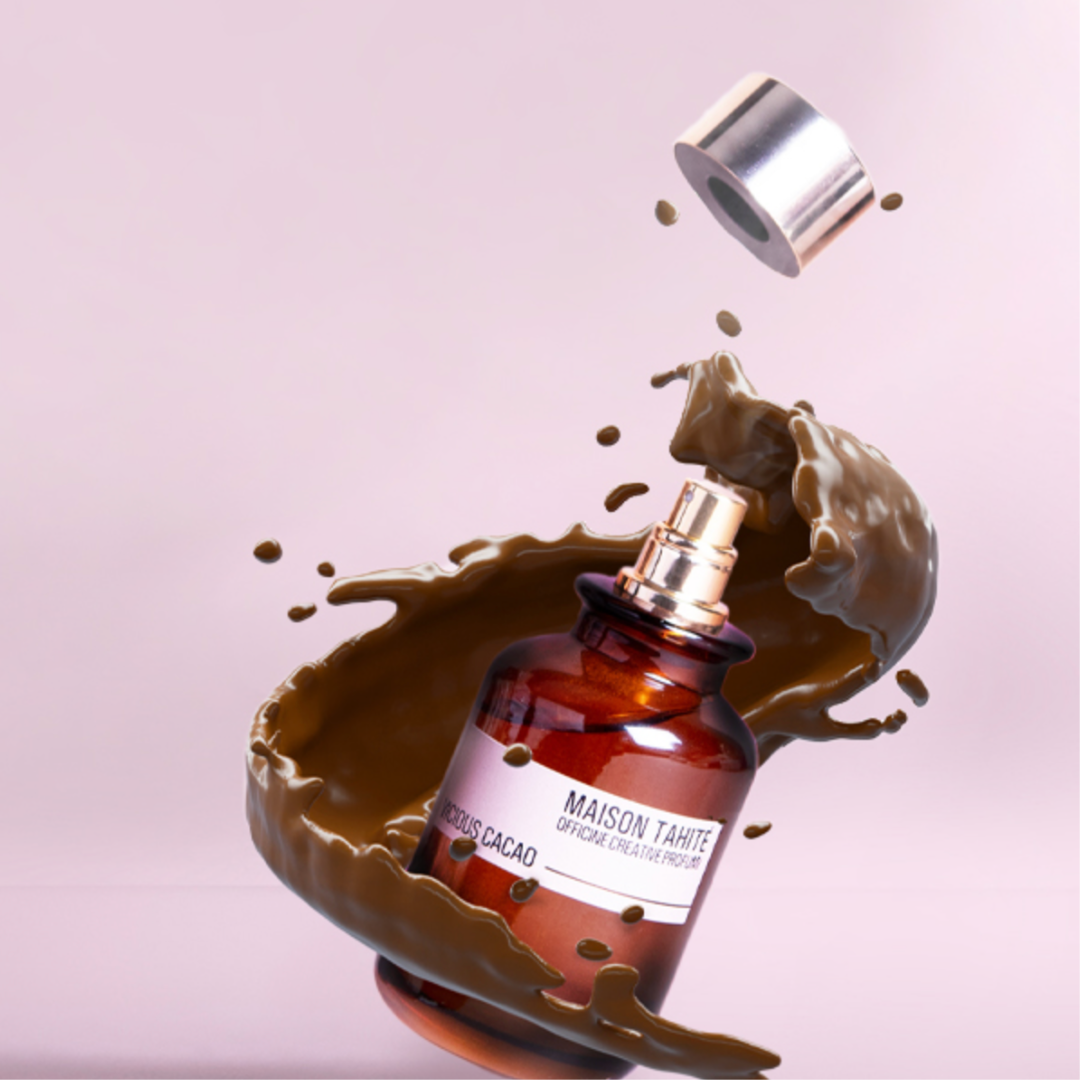 Maison Tahité Vicious Cacao Eau de Parfum – geöffneter Flakon, umgeben von Kakao, Sinnbild für intensive Gourmand-Noten bei scent amor