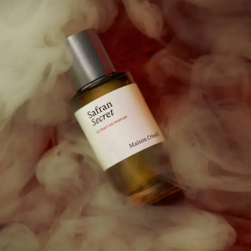 maison crivelli safran secret flakon auf rosa rauch scent amor