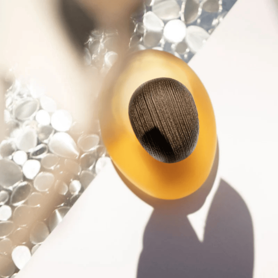 Majda Bekkali Fusion Sacrée Clair Extrait de Parfum, Flakon mit Lichtreflexen und transparenter Struktur inszeniert, strahlend und modern, erhältlich bei scent amor.