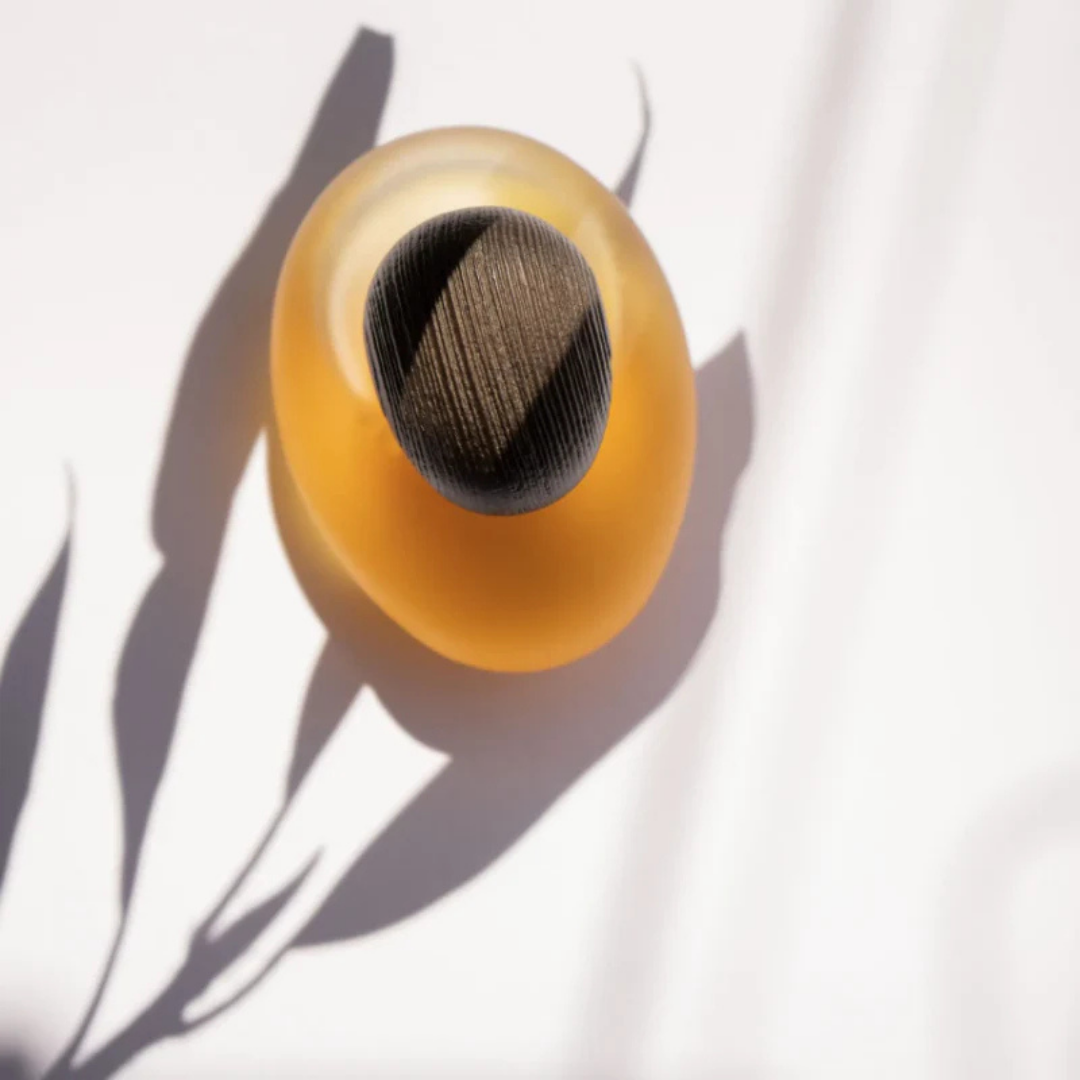 Majda Bekkali Fusion Sacrée Clair Extrait de Parfum, Flakon im Spiel aus Licht und Schatten fotografiert, klar und elegant, erhältlich bei scent amor.