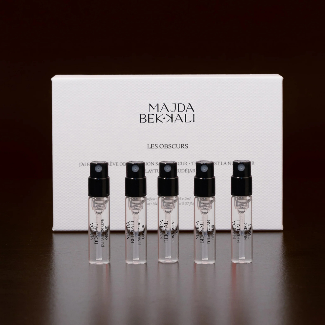 Majda Bekkali Les Obscurs Discovery Set, stilvolle Darstellung mit fünf Duftproben und Box im dunklen Setting, erhältlich bei scent amor