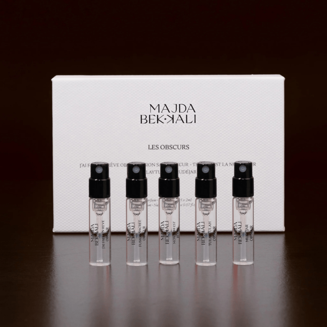 Majda Bekkali Les Obscurs Discovery Set, stilvolle Darstellung mit fünf Duftproben und Box im dunklen Setting, erhältlich bei scent amor