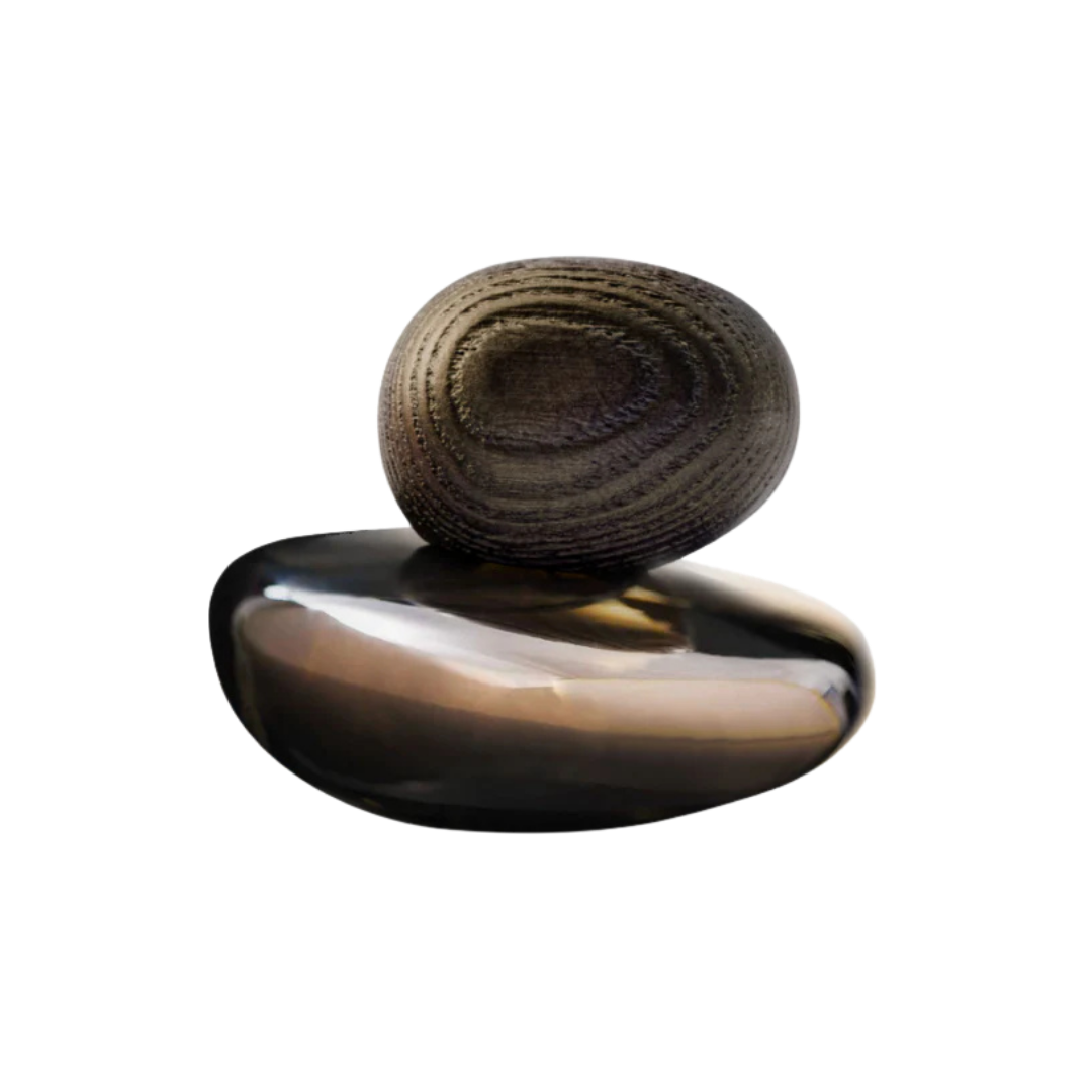 Majda Bekkali Mon Nom est Rouge Extrait de Parfum 50 ml, ikonischer Flakon mit skulpturalem Verschluss, tief und sinnlich, erhältlich bei scent amor.