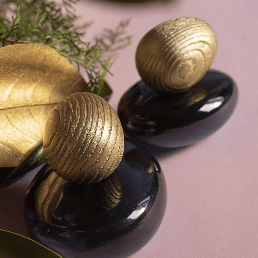Majda Bekkali Mudejar Obscur Extrait de Parfum, zwei Flakons im Detail mit strukturierter goldener Kappe, luxuriös und sinnlich, erhältlich bei scent amor.