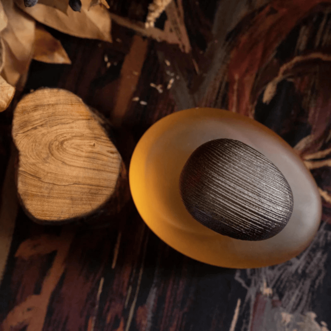 Majda Bekkali Tendre est la Nuit Clair Extrait de Parfum, Flakon im Detail auf Holzoberfläche, warm und texturiert, erhältlich bei scent amor.