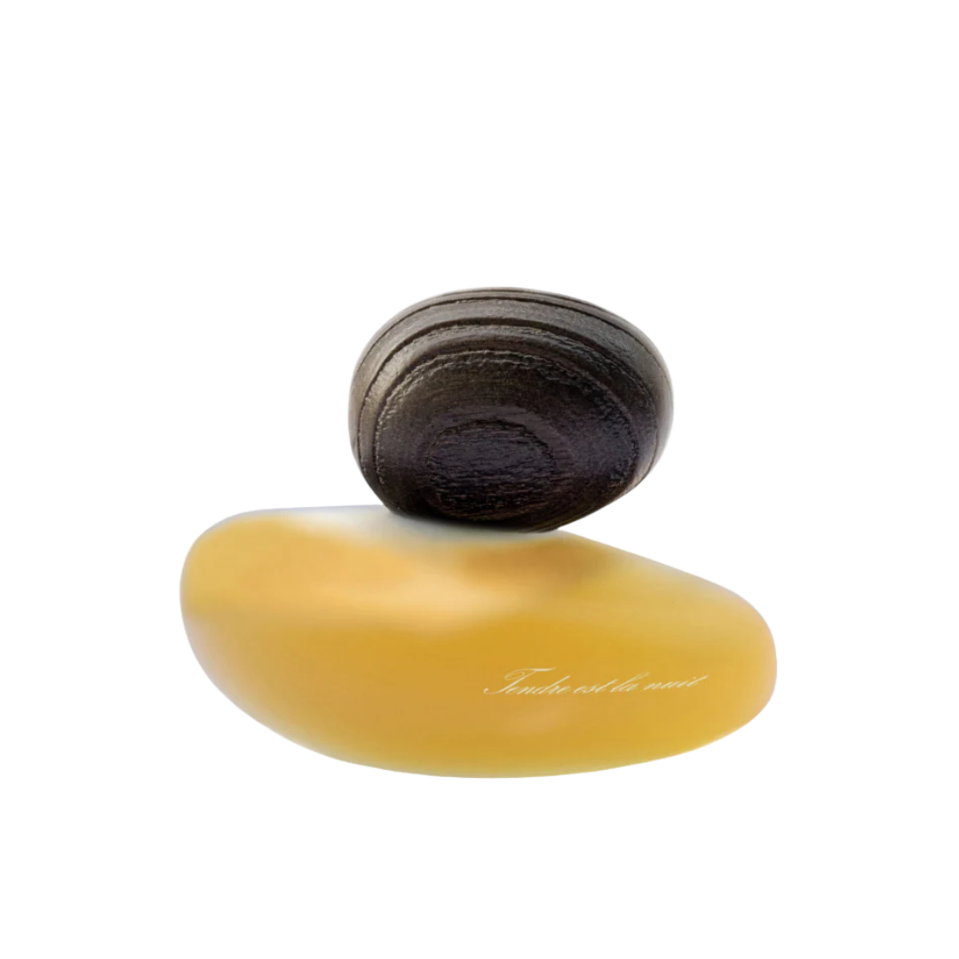 Majda Bekkali Tendre est la Nuit Clair Extrait de Parfum, weicher goldener Flakon mit dunkler Kappe, warm und sanft leuchtend, erhältlich bei scent amor.