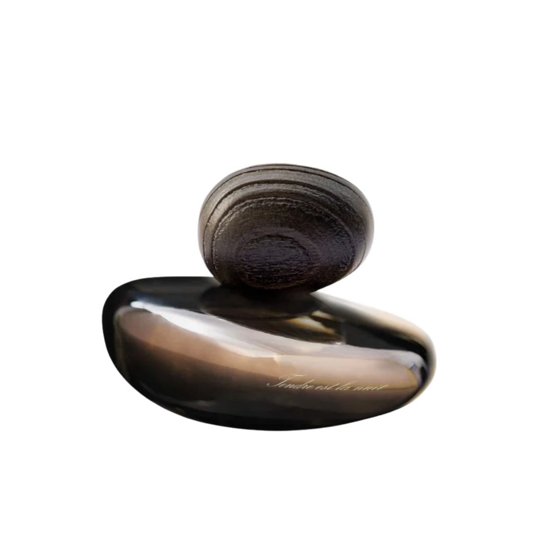 Majda Bekkali Tendre est la Nuit Obscur Extrait de Parfum, dunkler rauchiger Flakon mit Holzstruktur-Kappe, tief und geheimnisvoll, erhältlich bei scent amor.
