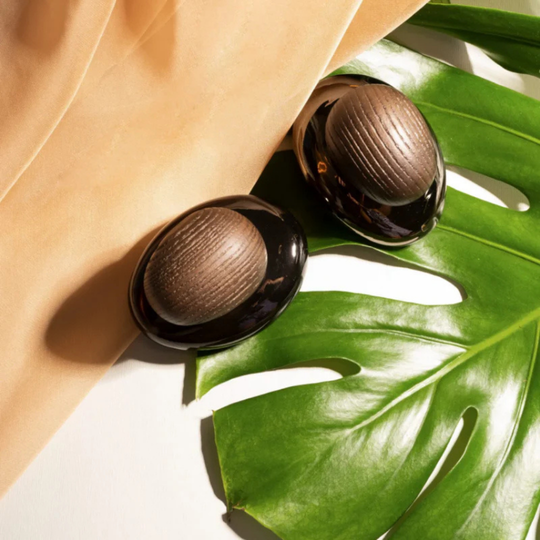 Majda Bekkali Tendre est la Nuit Obscur Extrait de Parfum, zwei Flakons auf grünem Blatt und Stoff, sinnlich und natürlich, erhältlich bei scent amor.