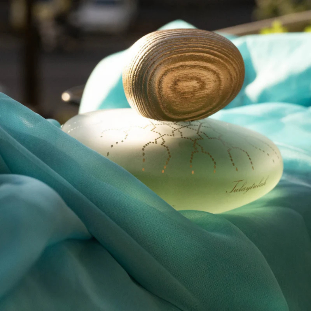 Majda Bekkali Tulaytulah Extrait de Parfum, Flakon im Wald auf Moos und Nadeln inszeniert, frisch und naturverbunden, erhältlich bei scent amor.