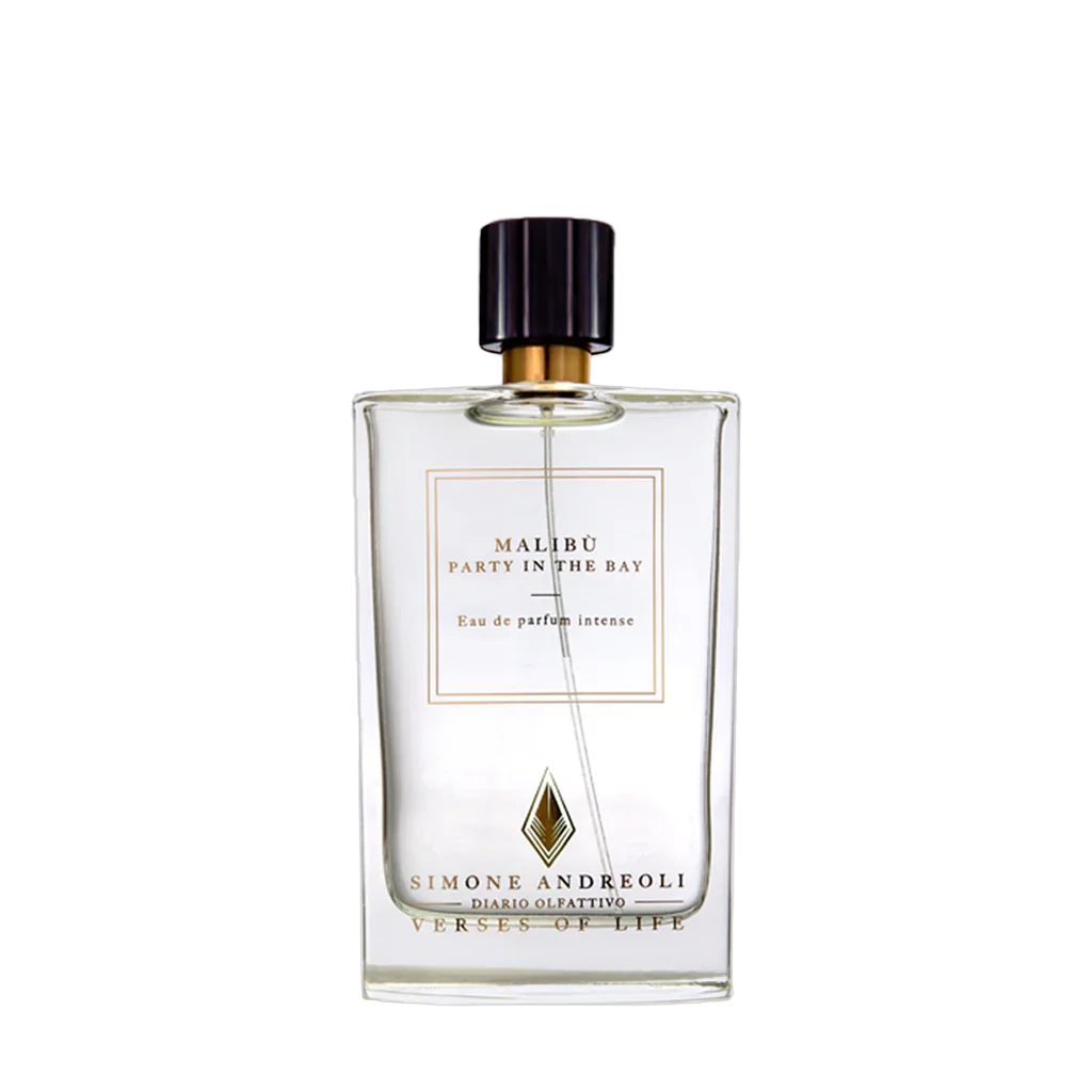 Klarglasflakon mit schwarzem Verschluss, "Malibu" von Simone Andreoli, Etikett mit Produktinformationen auf der Vorderseite.