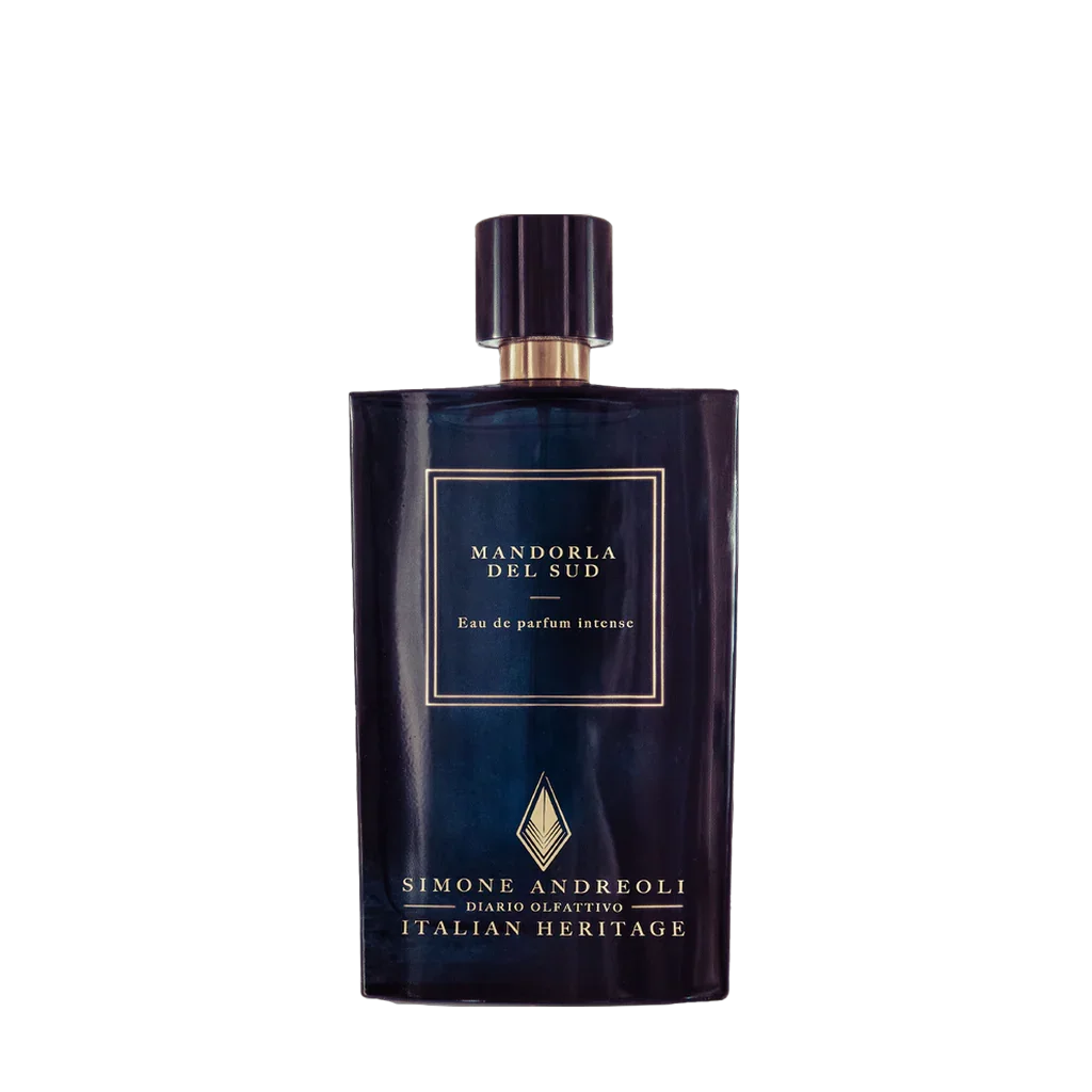 Dunkle, rechteckige Parfümflasche "Mandorla del Sud" von "Simone Andreoli" mit goldfarbenem Deckel und Beschriftung.
