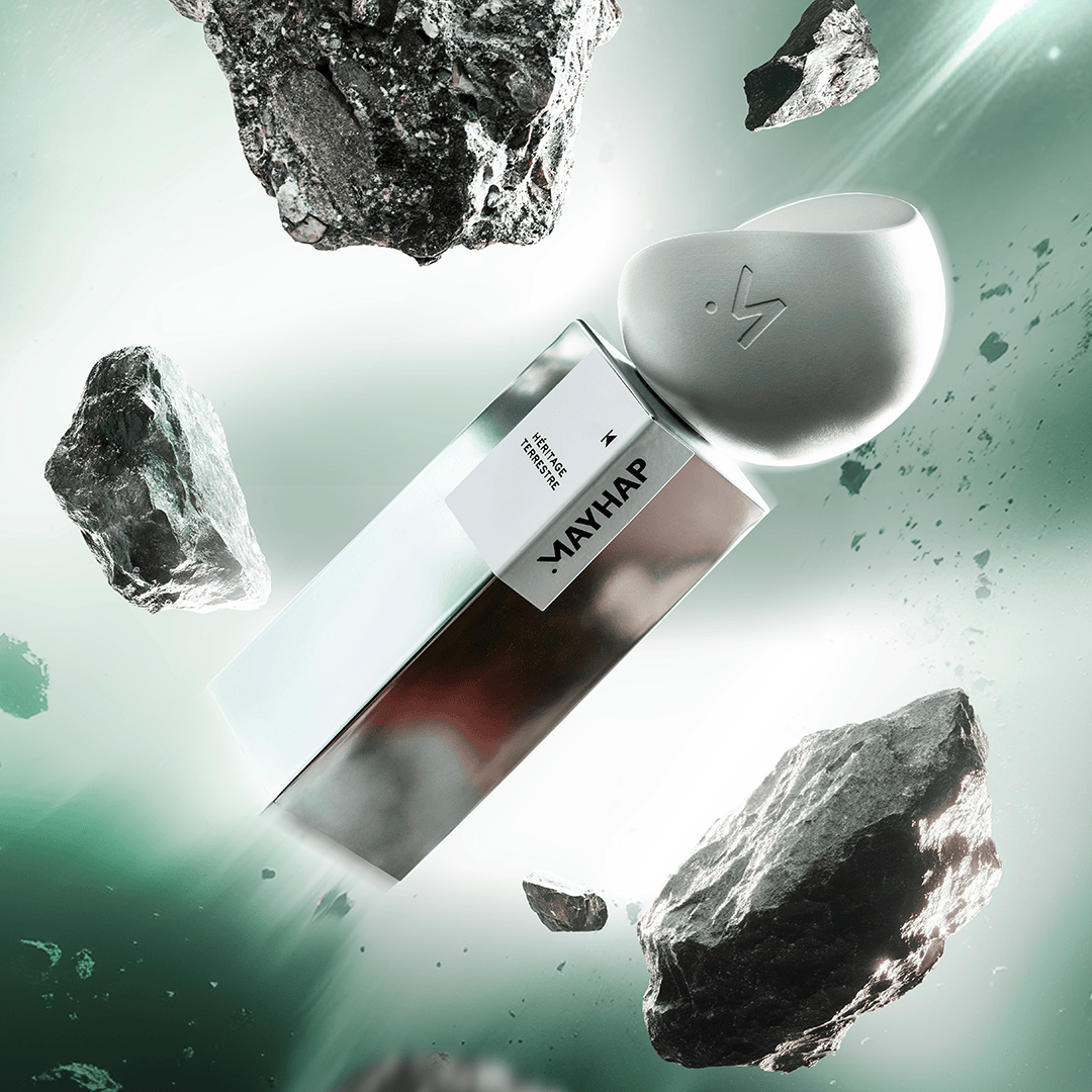 Mayhap Héritage Terrestre Eau de Parfum, Flakon umgeben von schwebenden Steinen, mineralisch und kraftvoll inszeniert, erhältlich bei scent amor.