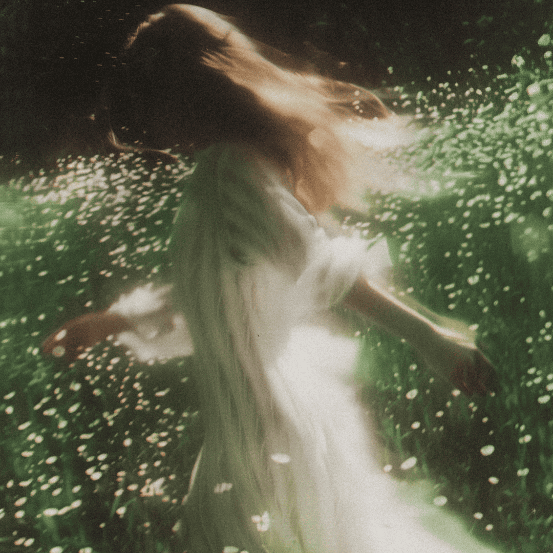 Mayhap Héritage Terrestre Eau de Parfum, verträumte Szene in der Natur mit fließendem Kleid und Lichtspiel, weich und erdig interpretiert, erhältlich bei scent amor.
