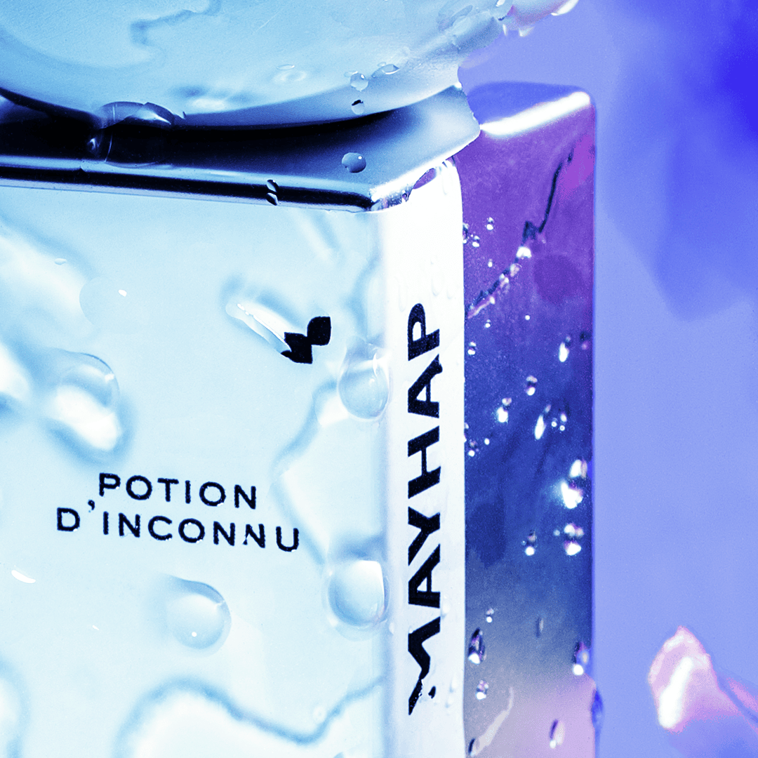 Mayhap Potion d’Inconnu Eau de Parfum, Detailaufnahme des Flakons mit Wassertröpfchen und schimmernden Lichtreflexionen, frisch und futuristisch, erhältlich bei scent amor.