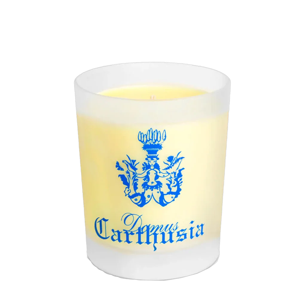 Duftkerze in gefrostetem Glas mit blauem "Carthusia"-Logo. Titel: Mediterraneo Duftkerze. Hersteller: Carthusia.