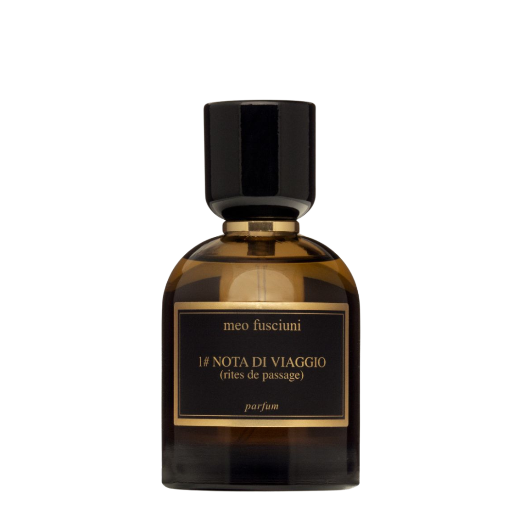 Meo Fusciuni 1# Nota di Viaggio (Rites de Passages) Parfum, ein tiefgründiger, spiritueller Duft mit rauchigen und harzigen Facetten, präsentiert als freigestellter dunkler Glasflakon mit goldfarbenem Etikett, erhältlich bei scent amor.