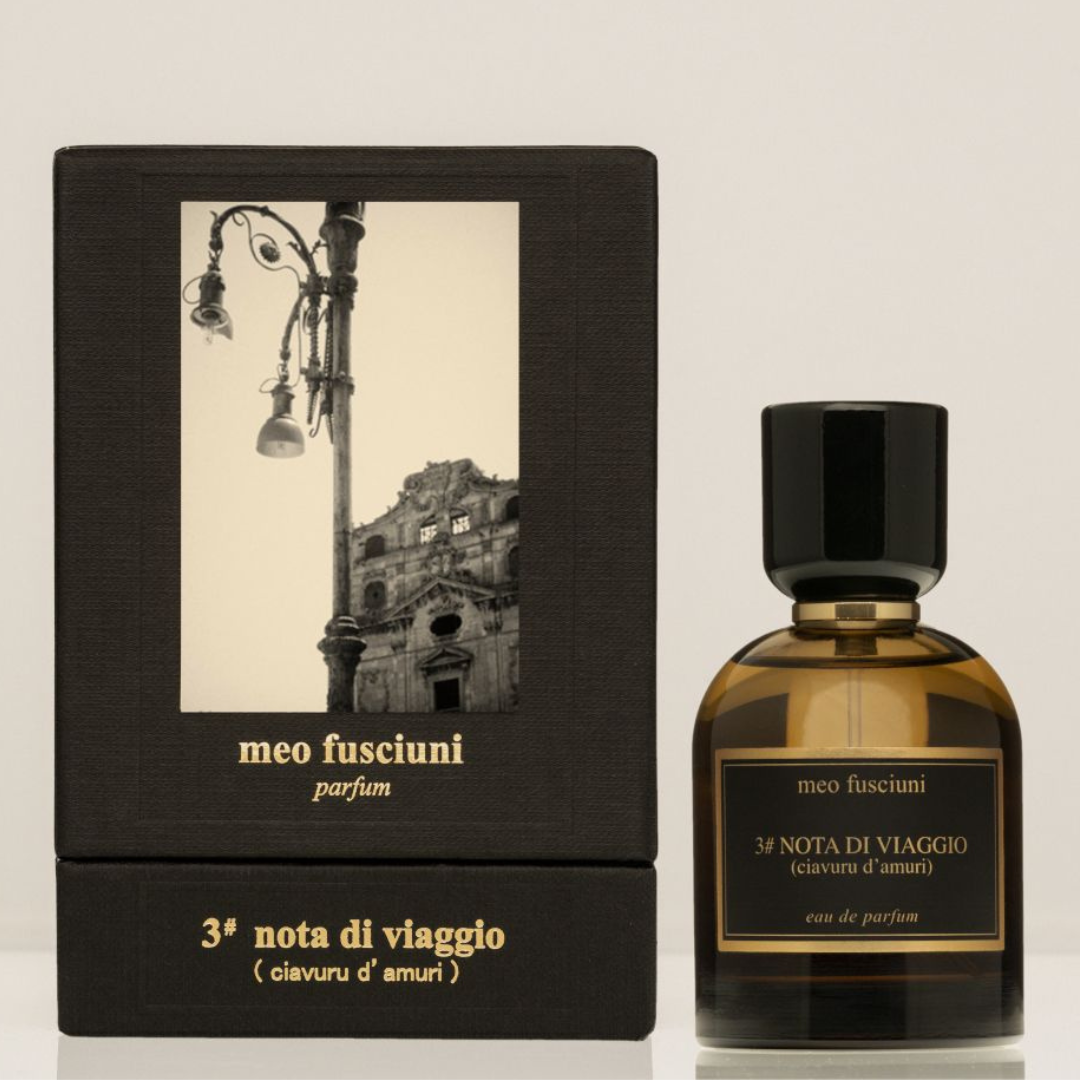 Meo Fusciuni 3# Nota di Viaggio (Ciavuru d’Amuri) Eau de Parfum, schwarze Duftbox mit fotografischem Motiv neben passendem Glasflakon, elegante Gesamtpräsentation, erhältlich bei scent amor.