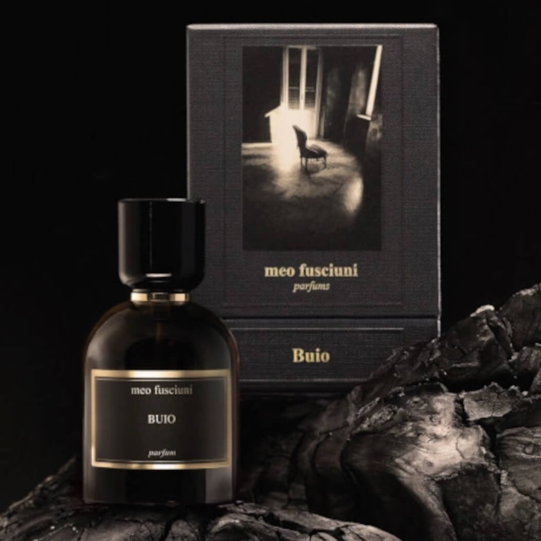 Meo Fusciuni Buio Parfum als Nischenduft mit schwarzer Box und ikonischem Flakon, eine kraftvolle Duftkomposition voller Tiefe, Stille und Dunkelheit, erhältlich bei scent amor.
